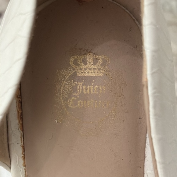 Juicy Couture White Stiletto Heel (SINGLE SHOE) with Ornate Pattern. Size 8 - Picture 5 of 10